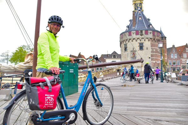 A cyclist departing from Hoorn