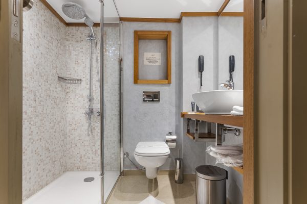 Standard Suite Bathroom ()