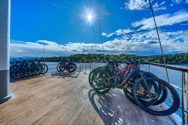 san snova   boat and bike       grad  udwqt