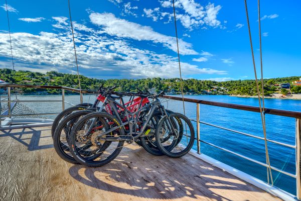 san snova   boat and bike       grad  ezina